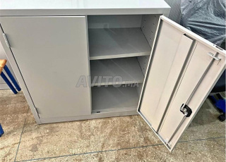 Armoire en métal porte battantes design pratique