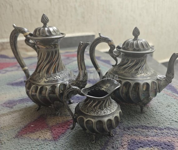 تحف من التسعينيات: إبريق قهوة، إبريق شاي، إناء حليب.