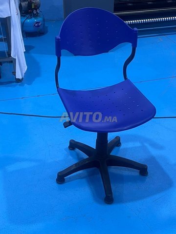 كرسي بلاستيكي