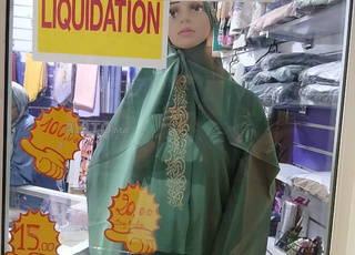 Liquidation magasin de vêtements pour femmes et équipements du magasin