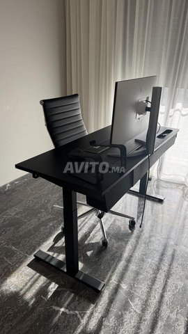 Bureau de travail avec chaise ergonomique