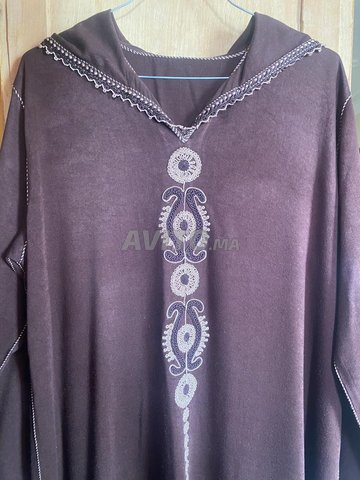 جلابة بنية محاطة باللون البيج