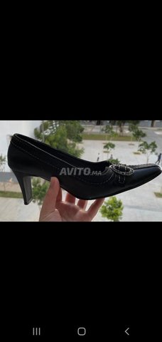 كعب باللون الأسود (مقاس 38)