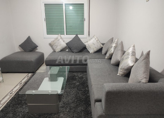 SALON MODERNE GRIS, TAPIS GRIS ET TABLE EN VERRE