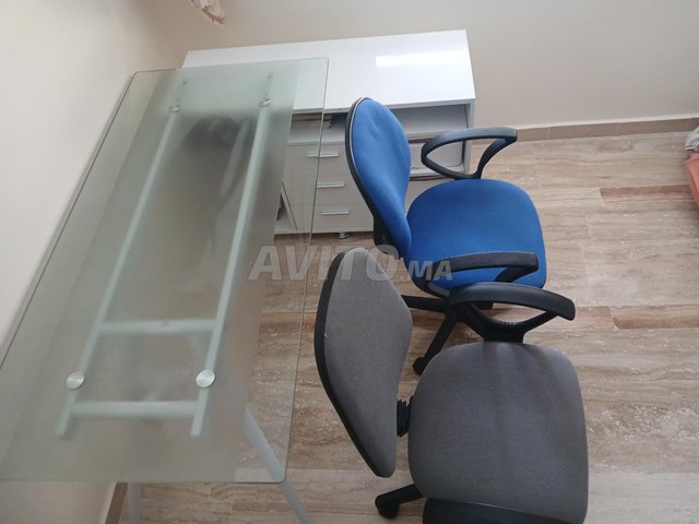 مكتب و 2 كرسي للبيع