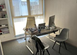 للبيع مكتب في الطابق العلوي