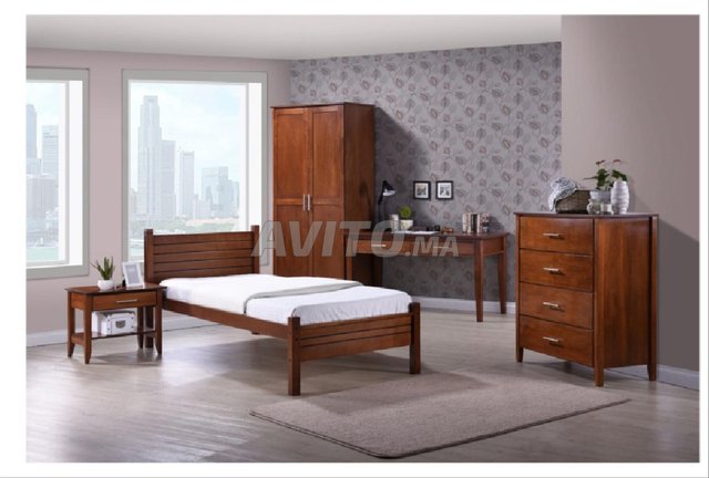 سرير من الخشب الصلب