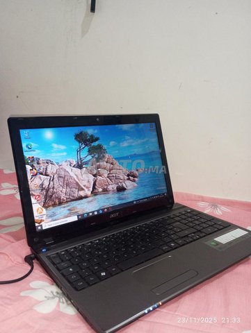 حاسوب في احسن حالة مع شاحن بمواصفات مقبولة