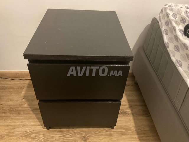 منضدة سرير بدرجين من الخشب الأسود