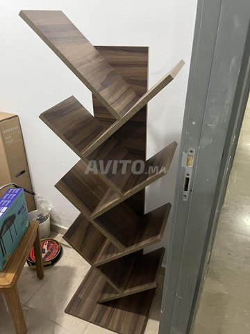 رف كتب بتصميم أنيق - تأثير الجوز