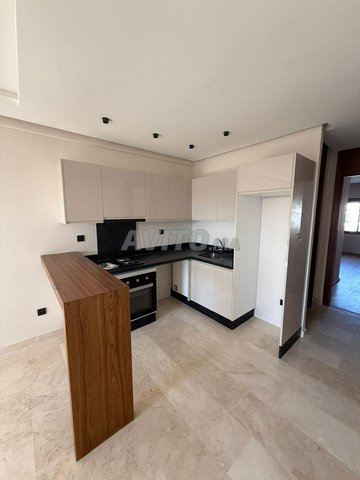 Studio Neuf à Louer – Parking Titré & Balcon