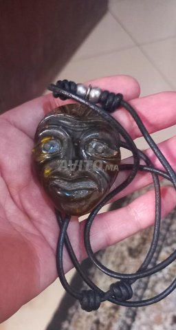 قلادة قديمة جدا تحفة مميزة جدا اظنها كهرمان