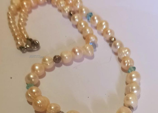 عقد اللؤلؤ والأحجار الكريمة