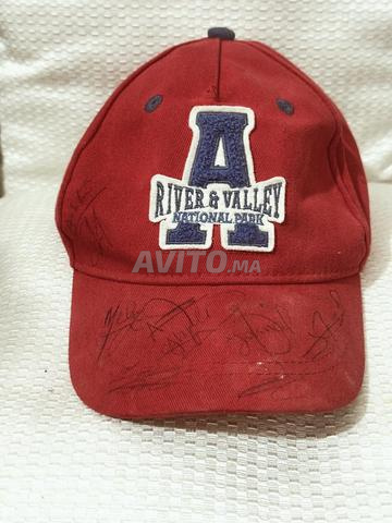 قبعة فيها توقيع لمين يمال و أمرابط و أخوه و حكيمي