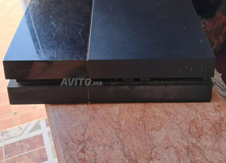 PS4 bon état flashé avec manette et des jeux 500gb