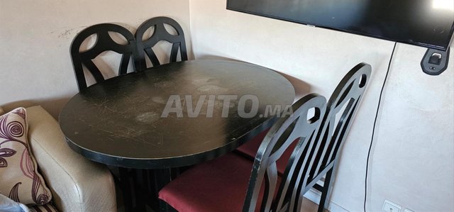 طاولة غرفة الطعام