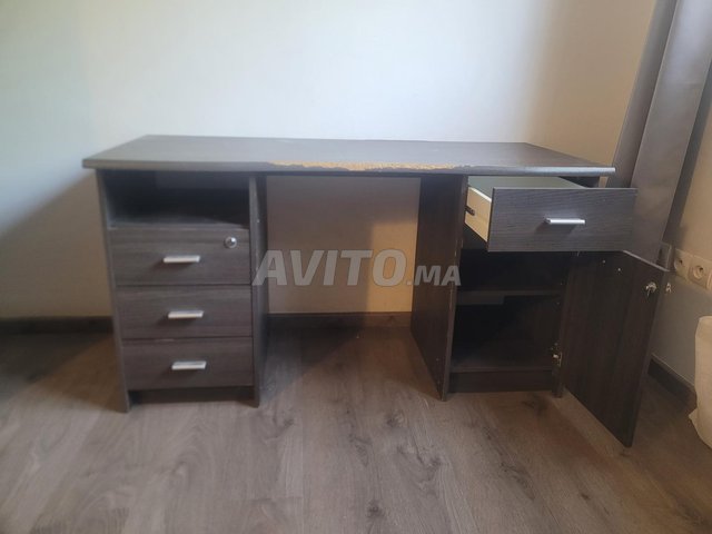 مكتب خشب بني داكن