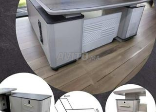 مكتب للاستيراد مع وحدة إرجاع ودرج