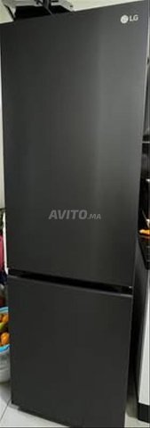 ثلاجة LG سوداء كالجديدة