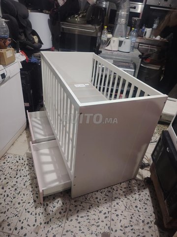 Lit pour bébé en bois massif avec deux tiroirs