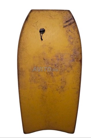 لوح تزلج مع حبل و واكس مع قميص بلا أكمام