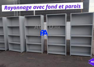 Travée de rayonnage avec fond et parois métallique