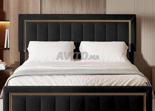 سرير عصري مع رأس سرير مبطن