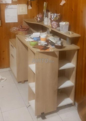 مكتب للطلاب مع كرسي