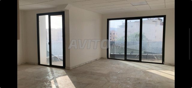 مكاتب عالية المستوى جديدة وعصرية