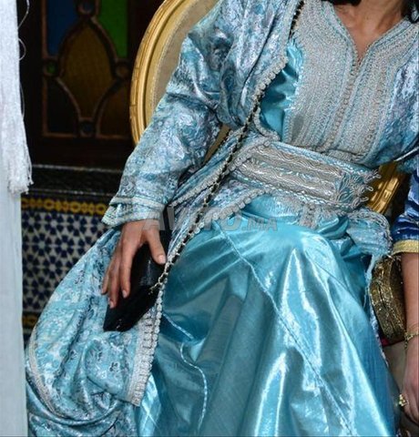 قفطان مصنوع يدوياً بالكامل