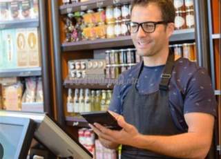Caissier dans restaurant café