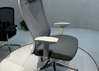 Chaise de bureau confortable et professionnelle avec appuie-tête et dossier en maille