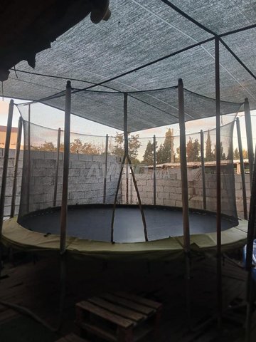 منزلق وترامبولين