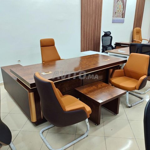 Bureau administratif complet avec chaises confortables et design élégant à vendre