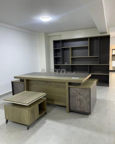 Bureau administratif de luxe avec armoire murale et design moderne excellent