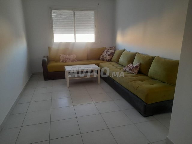 Salon moderne avec table blanche simple incluse