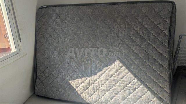 مرتبة وقاعدة سرير