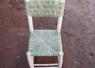 Vente de chaises, tables et décorations artisanales