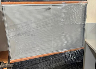 خزانة معدنية منخفضة بباب مفصلي