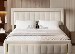 سرير بتصميم مع رأس وقاعدة مبطنة - أناقة