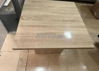 طاولة مربعة من الخشب - أناقة ومتانة