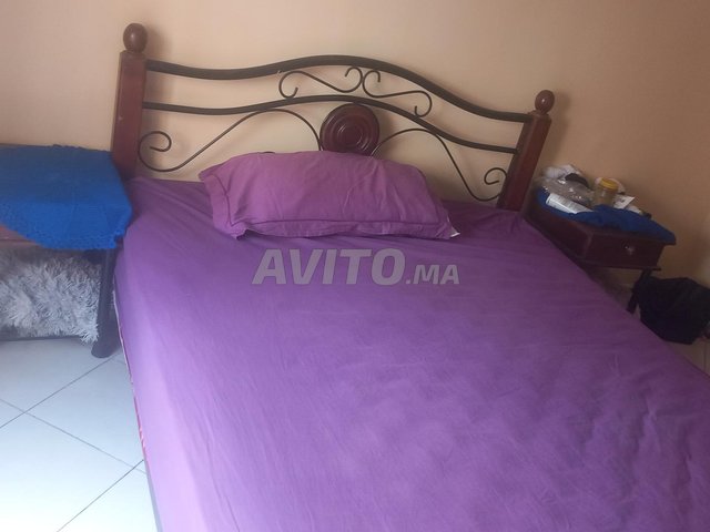 سرير مع مصففة شعر ومرتبة