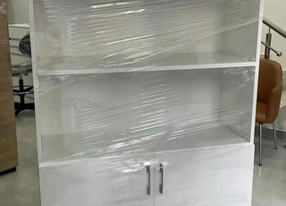 Bibliothèque de bureau avec étagères et espace de rangement inférieur