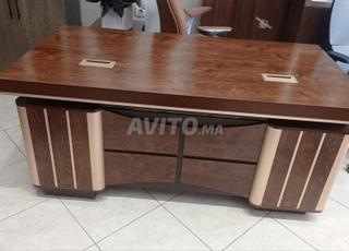 مكتب إداري فاخر بطابع خشبي حديث وتصميم راقٍ