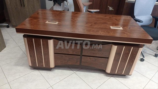 Bureau administratif de luxe avec un style bois moderne et un design raffiné