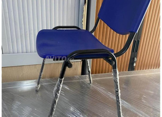 CHAISE/TABLE/BUREAU/ARMOIRE/VESTIAIRE/ÉQUIPEMENTS