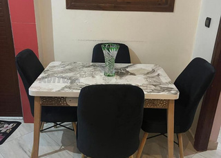 Table avec quatre chaises