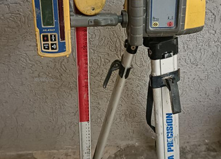 ST-LASER ذو ميل مزدوج مع حامل ثلاثي القوائم