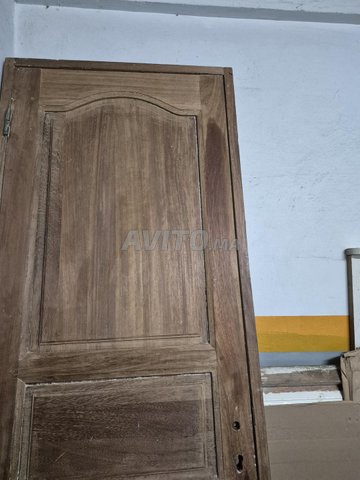 بابان من الخشب المصمت أكاجو.