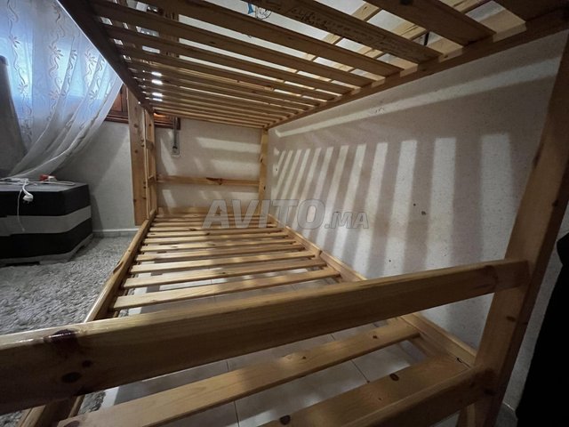 سرير خشب صلب بطابقين – حالة ممتازة